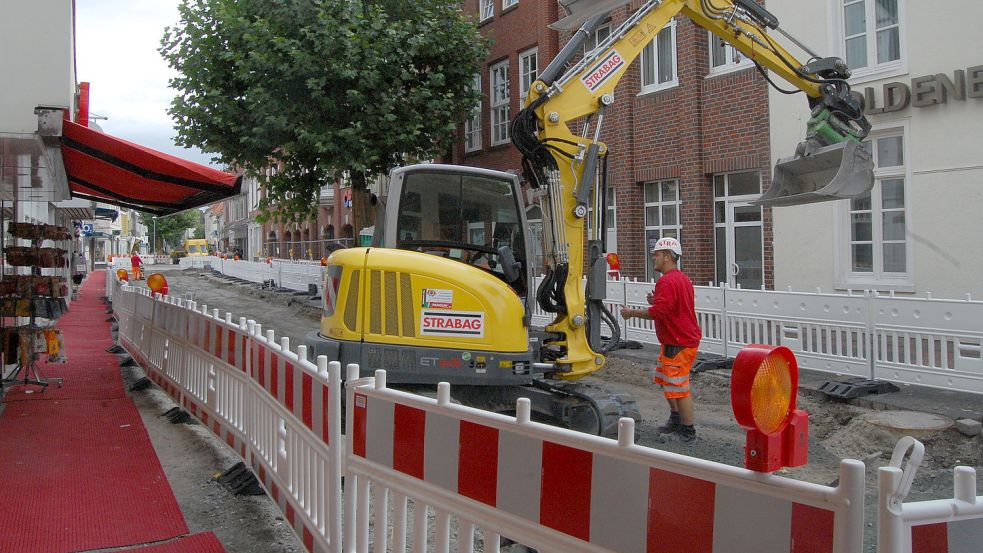In der Osterstraße wird derzeit eine Schotterschicht aufgebracht. Ein roter Teppich weist den Weg zu den Geschäften. Fotos: Luppen
