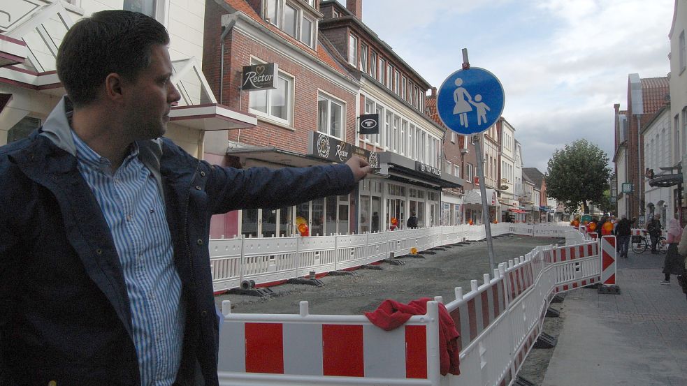 Tiefbauamtsleiter Bernd Ewerth erläutert die Pläne für die Fußgängerzone.