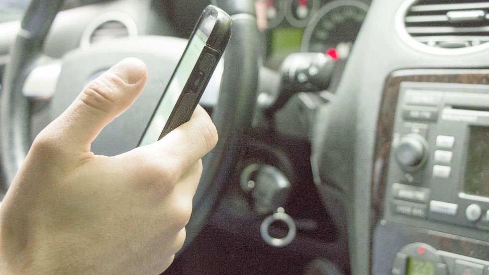 Telefonieren mit dem Handy am Steuer wird mit einem Bußgeld von 100 Euro und einem Punkt in Flensburg bestraft. Foto: Pixabay