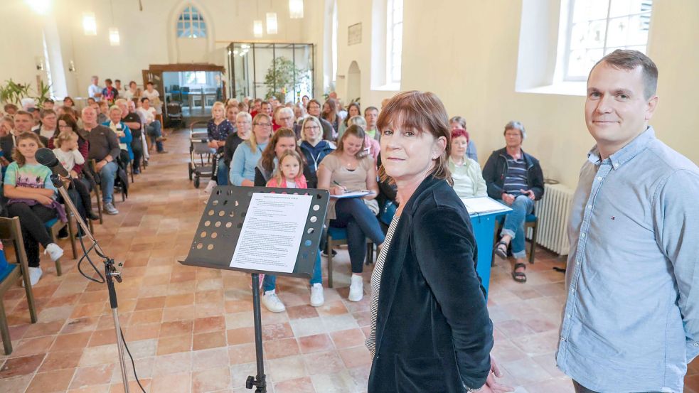 Konnten deutlich mehr Unterstützer begrüßen als erwartet: Jutta Lerche-Schaudinn, ehemalige Leiterin der Grundschule Jennelt, und Johannes Booken, Vorsitzender vom Förderverein der Grundschule. Foto: Hock