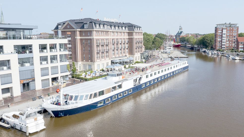 Ein Flusskreuzfahrtschiff hat am Liegeplatz vor dem Hotel am Delft in Emden festgemacht. Die Stadt würde gerne mehr Schiffe und Passagiere über die Ems in den alten Binnenhafen holen. Foto: Archiv/Bruns