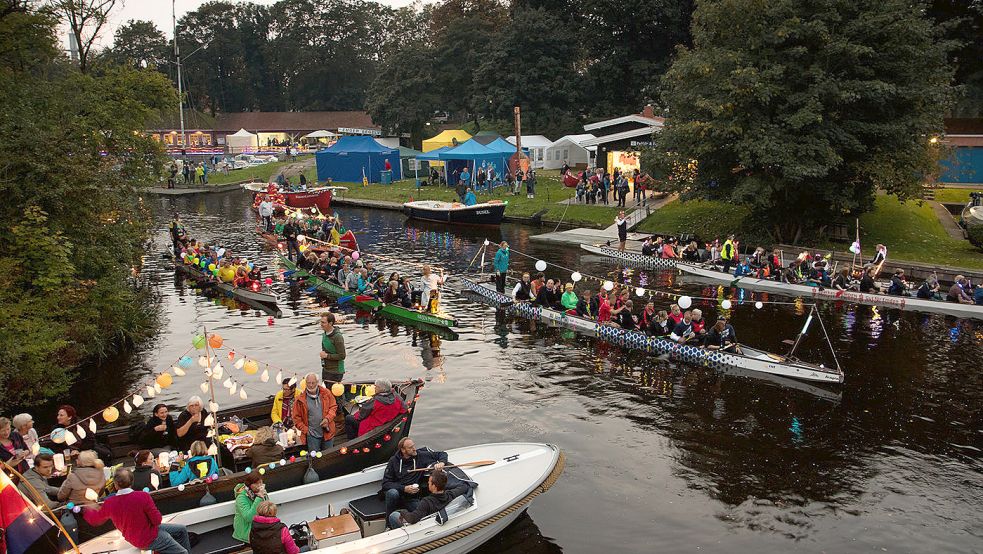 Bevor es am Samstag mit den Rennen losgeht, machen sich die Teilnehmer am Vorabend mit beleuchteten Booten auf den Weg durch die Stadt. Foto: Archiv/Emder Ruderverein