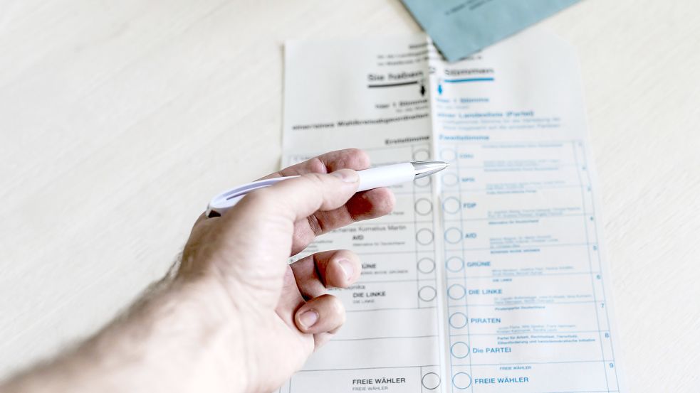 Bei der Wahl in Niedersachsen können Wahlberechtigte ihre Stimme auch per Brief abgeben. Foto: imago-images/Westend61