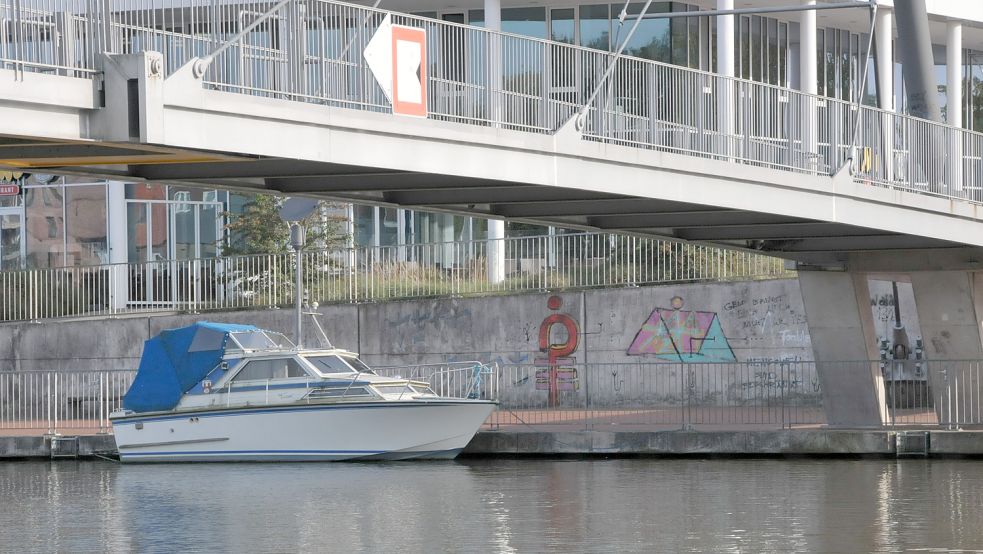 Bisher gibt die Wand, die das neue Graffito zieren soll, ein eher unschönes Bild ab. Foto: Wolters