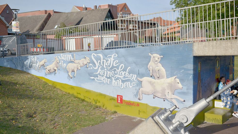"Sturm ist erst, wenn die Schafe keine Locken mehr haben": Das Graffito am Fuße der Nessebrücke auf der Seite der Innenstadt erfreut sich großer Beliebtheit. Foto: Wolters