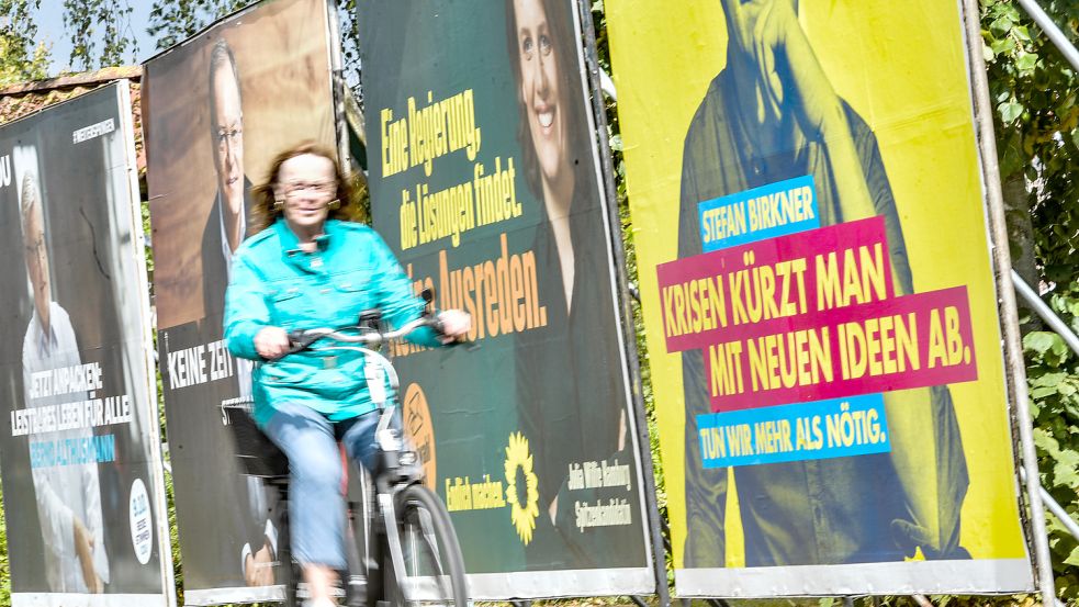 Wahlplakate finden sich derzeit überall. Dieses Foto beispielsweise entstand im Ortskern von Hesel. Foto: Ortgies