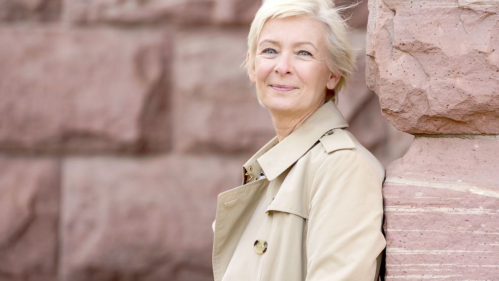 Dörte Hansen spricht mit ihrem Mann und ihrer Tochter zu Hause Platt. Foto: dpa/Frank Rumpenhorst
