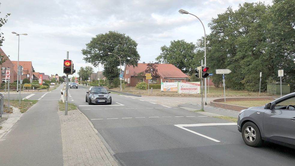 Seit vielen Jahren wird eine Ampellösung für die Kreuzung Papenburger Straße/Königstraße/Am Denkmal in Flachsmeer gefordert. Foto: Ammermann