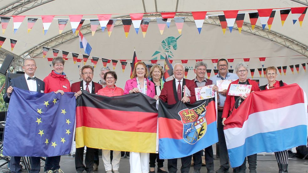 Hier ist die Führung des Ostfriesischen Chorverbandes mit den Flaggen Europas, Deutschlands, der Niederlande und Ostfrieslands zu sehen, die den verbindenden Charakter des Singens symbolisieren sollen. Foto: Privat