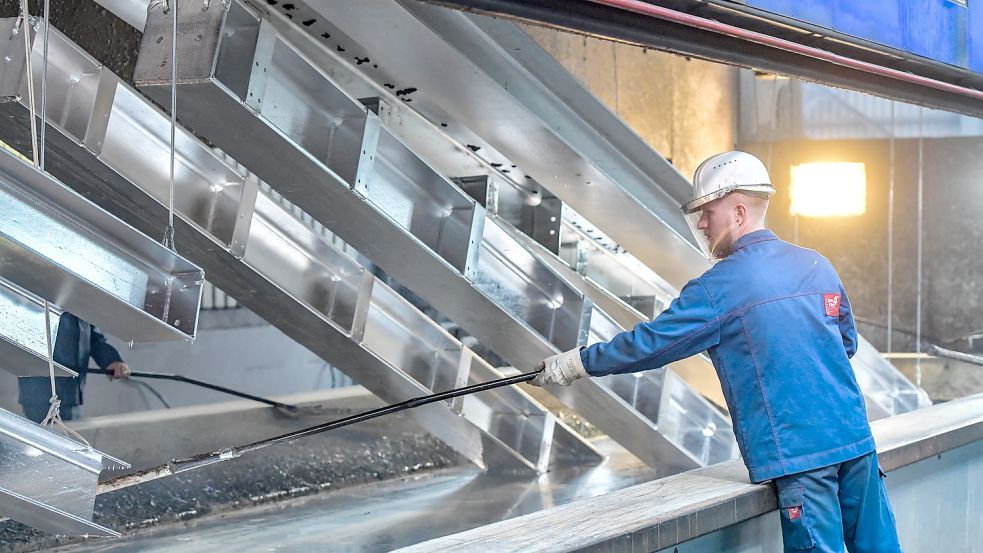 Dennis Riemann arbeitet am Zinkkessel in Remels. Das Metall wird darin auf 450 Grad Celsius erhitzt. Foto: Ortgies
