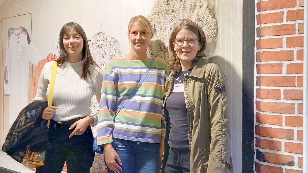 Maritta König (rechts) aus Neermoorpolder hat in Paris die Fotokünstlerinnen Elsa Parra (links) und Johanna Benaïnous getroffen. Foto: privat