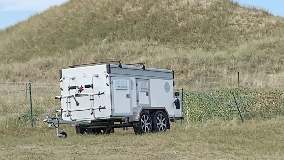 In diesem Anhänger fanden die Aktiven Tierfreunde die vier Hunde eigenen Angaben zufolge vor. Foto: Privat