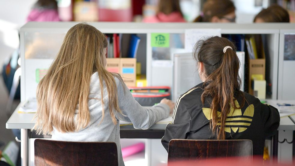 Siebtklässler lernen in einer Gemeinschafts- und Ganztagsschule in einem Lernzimmer. Der geplante bundesweite Rechtsanspruch auf Ganztagsbetreuung in der Grundschule kommt ab dem Schuljahr 2026/2027. Foto: Felix Kästle/DPA