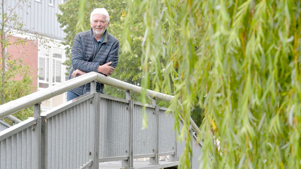 Hugo Uden ist ein „Ur-Einwohner“ des Stadtteils Früchteburg. Einer seiner Lieblingsplätze ist die Gänsebrücke, die über das Hinter Tief führt. Foto: Ortgies