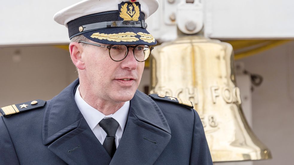 Ist auch für die „Gorch Fock“ zuständig: Der Kommandeur der Marineschule Mürwik, Flottillenadmiral Jens Nemeyer, übergibt im März die Verantwortung von Kapitän zur See Nils Brandt an Kapitän zur See Andreas-Peter Graf von Kielmansegg. Foto: Imago Images/penofoto