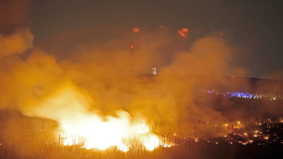 Flammen am Brocken, dem höchsten Berg im Harz. Erst nach Tagen konnte der Waldbrand gelöscht werden. Am Fuß des Berges, in Schierke, wohnt Ortsbürgermeisterin Christiane Hopstock. Auch wenn der Qualm verzogen ist, bleibt bei ihr viel Wut zurück. Foto: Matthias Bein