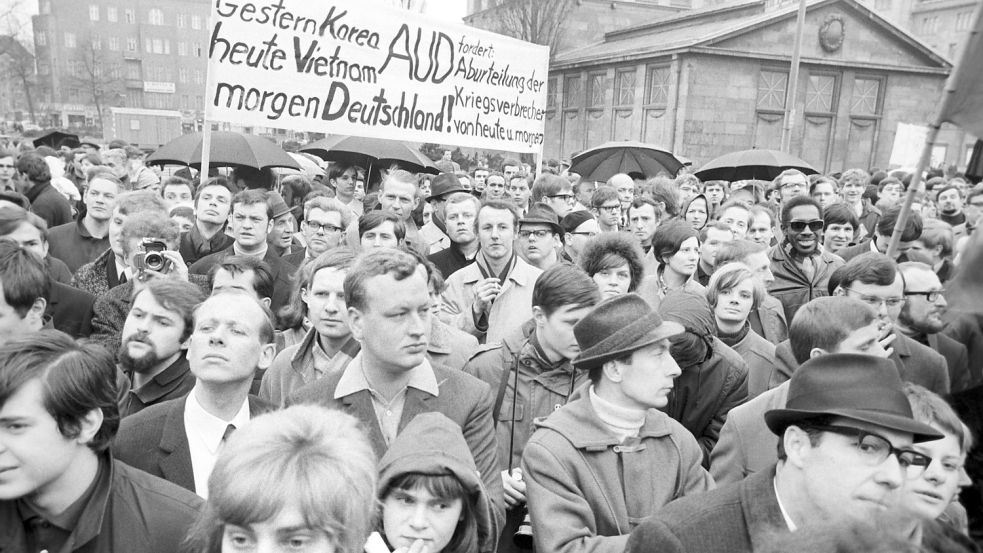 Demonstration in Berlin: Im März 1968 protestierten Menschen gegen den Krieg in Vietnam. Foto: Giehr/DPA-Archiv