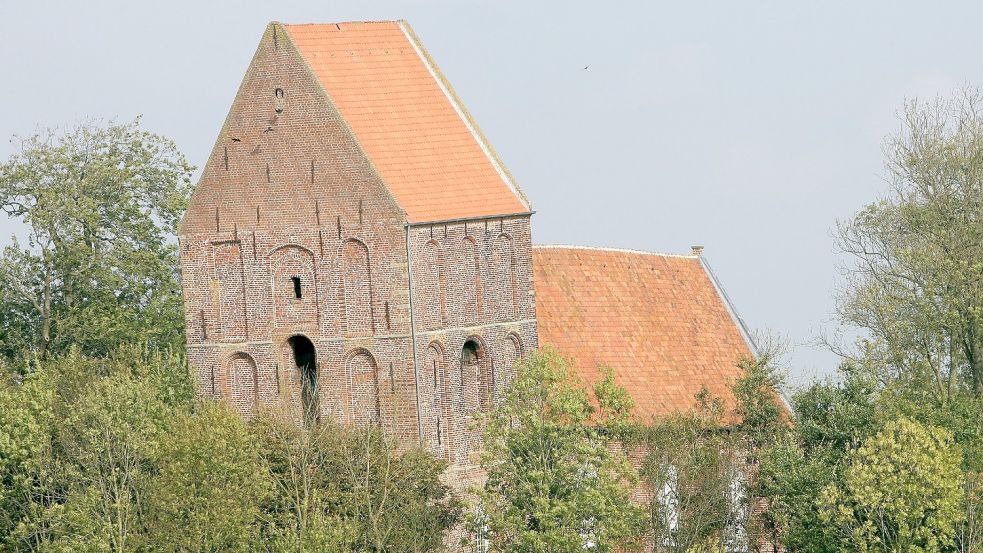 Erwin Wenzel lebt in Suurhusen – bekannt durch den schiefen Kirchturm. Foto: Wagner/DPA