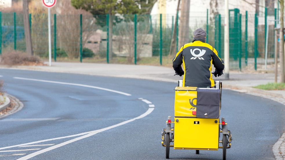 An immer mehr Stellen in Deutschland fehlen Zusteller - dann kommt die Post oft erst mit vielen Tagen Verspätung an, oder gar nicht. Foto: dpa