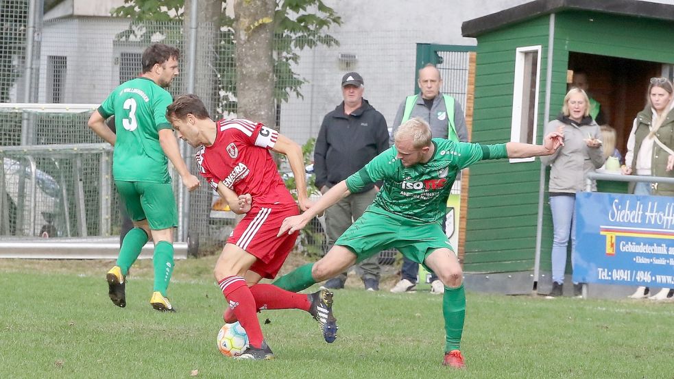 Immer wieder wurden die Gäste (rotes Trikot Max Möhlmann) von den Akteuren des SV Wallinghausen (rechts Doppeltorschütze Bent Bogena) gestoppt. Foto: Gronewold