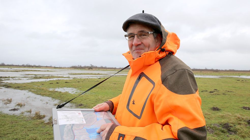 Heinrich Pegel vom NLWKN auf der Fläche für den Wiesenvogelschutz am Großen Meer vor der Brutsaison. Foto: Böning