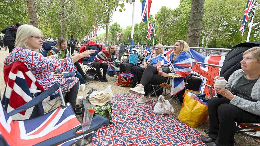 Royalfans wollen bei der Prozession dabei sein. Mehrere TV-Sender übertragen sie live. Foto: AFP/SEBASTIEN BOZON