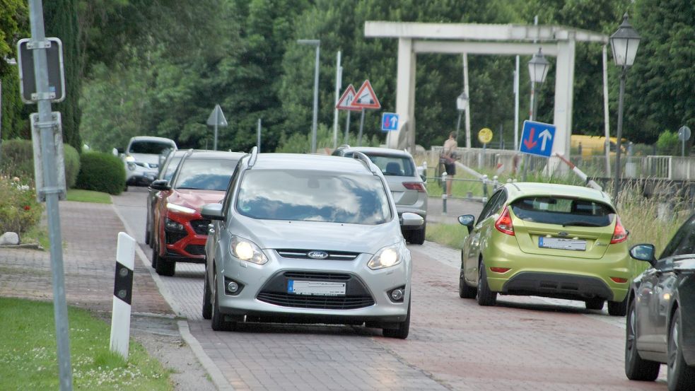 Der Durchgangsverkehr auf der Leerer Landstraße in Westgroßefehn nervt die Anwohner. Eine Lösung für das Problem ist noch nicht in Sicht. Foto: Schönig