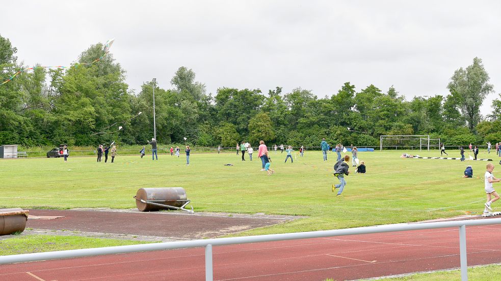 Derin die Jahre gekommene Sportplatz am Bleskeweg, genauer: die Laufbahn und der Naturrasenplatz, sollen umfangreich saniert werden. Die Aufnahme entstand bei einer Schulaktion in diesem Jahr. Foto: Wagenaar