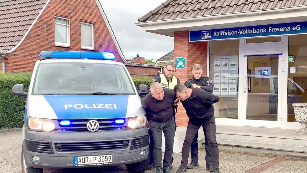 Aus dem Überfall wurde nichts: Die echten Polizisten Siegfried Jungvogel (links hinten) und Timo Artmann (rechts daneben) nehmen die falschen Täter Walter (links vorne, gespielt von Harald Albrechts) und Hans-Georg (Eduard Albrechts)fest. Fotos: Privat