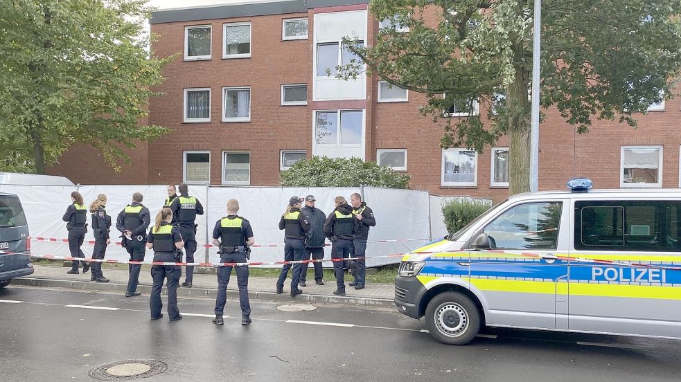 Die Polizei schirmte das Haus mit Sichtschutzwänden ab. Foto: Löschen