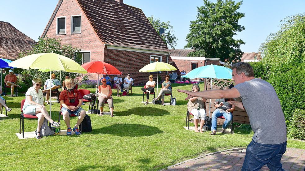 Schon vor der aktuellen Krise mussten sich die Kulturschaffenden umstellen. Da machte ihnen noch Corona das Leben schwer. Hier ist Comedian Holger Müller im Juni 2020 im Garten seines Theaters „Sehr kleines Haus“ in Pilsum zu sehen, wo er – mit jeweils viel Abstand – vor einigen Zuschauern auftrat. Foto: Wagenaar/Archiv