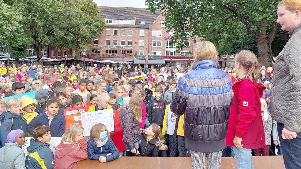 Der Stadtgarten war am Dienstagvormittag gut gefüllt. Kinder waren dorthin „gewandert“, um Politiker zu befragen. Fotos: Hanssen