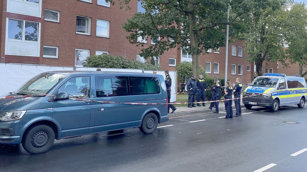 Die Polizei sperrte den Eingang zum Haus, in dem die Tote entdeckt wurde, an der Popenser Straße am Montagvormittag mit einem Sichtschutz ab. Wiederholt hatten Verwandte der Toten die Ermittlungen behindert. Foto: Löschen