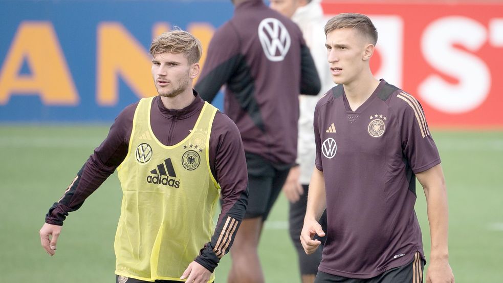 Timo Werner (l) und Nico Schlotterbeck beim Training der DFB-Auswahl. Foto: Sebastian Gollnow/dpa