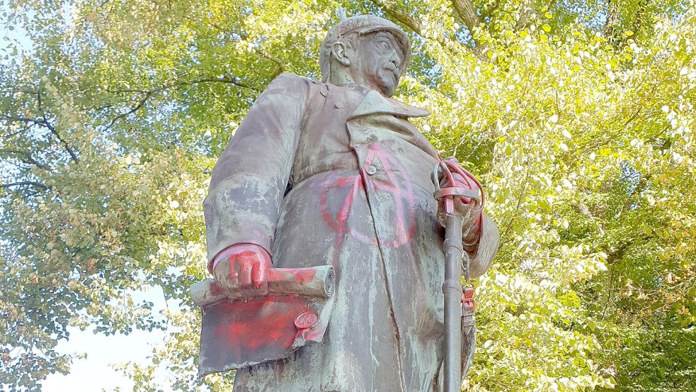 Rote Farbe und Zeichen der Atifa-Beweegung sind auf die Bismarck-Statue in Norden geschmiert worden. Foto: Rebecca Kresse