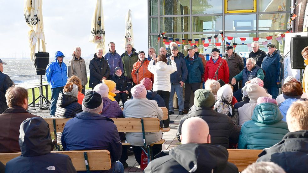 Auch am Restaurant Strandlust an der Emder Knock kamen am Samstag Sängerinnen und Sänger zusammen, um gemeinsam „Singen ist Sauna für die Seele“ vorzutragen. Fotos: Wagenaar