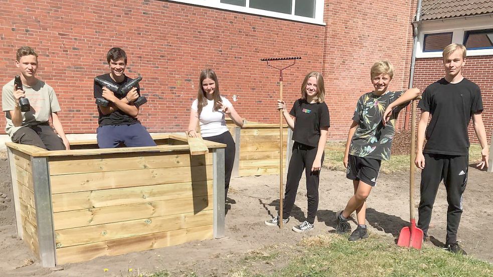 Packten kräftig mit an: Emil (von links), Tom, Elisa, Clara, Nevio und Mika, Schüler der KGS Rastede, legten in der Grundschule Im Spiet unter anderem neue Hochbeete an. Foto: Anna Brede