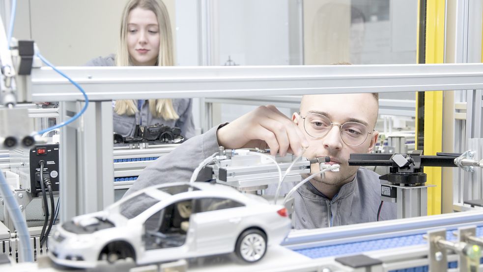 Auszubildende bei VW in Emden zeigen, was sie so machen. Bild: VW-Archiv