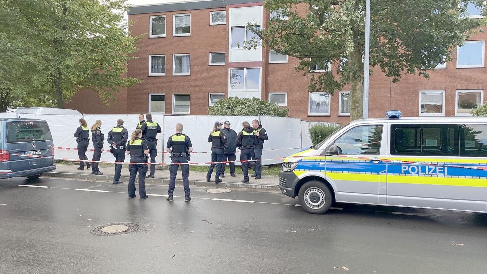 In diesem Haus an der Popenser Straße in Aurich kam es am Montag zu einem Gewaltverbrechen. Foto: Löschen