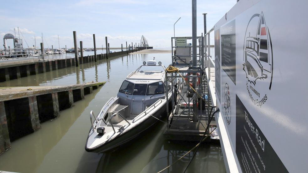 Eine der Töwerland-Schnellfähren im Hafen von Juist. Fünf davon fahren heute im Linienverkehr zwischen Juist und Norddeich und eine zwischen Neßmersiel und Baltrum. Foto: Böning