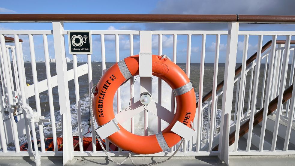Die großen Fähren laden weiterhin die gemütlichen Inselgäste zum Mitfahren ein. Foto: Böning