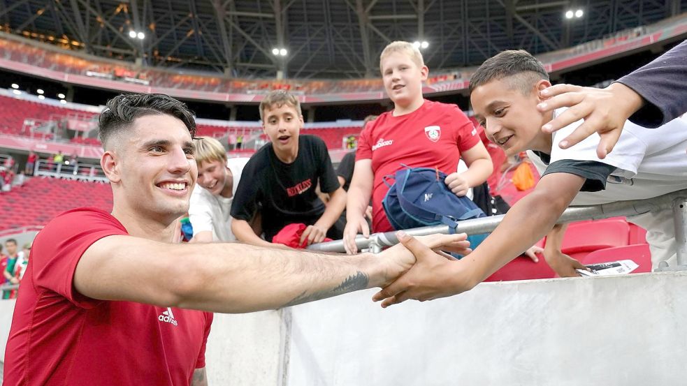 Ungarns Dominik Szoboszlai (l) klatscht nach einem Spiel mit Fans ab. Foto: Nick Potts/PA Wire/dpa
