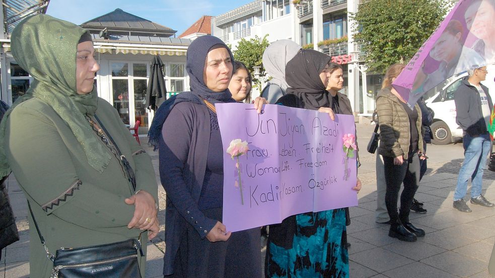 „Jin, Jiyan, Azadi“ steht auf dem Plakat. Das heißt Frau, Leben, Freiheit. Fotos: Luppen