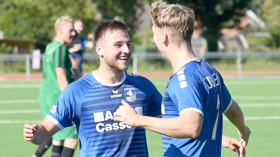 Niklas Sukowski (links) traf erneut für den TuS Esens, erzielte den 2:0-Endstand im Topspiel gegen Westrhauderfehn. Archivfoto: Doden/Blomberg