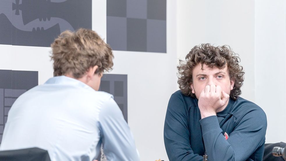 Magnus Carlsen (l) und Hans Niemann. Foto: Crystal Fuller/Saint Louis Chess Club/dpa/Archivbild