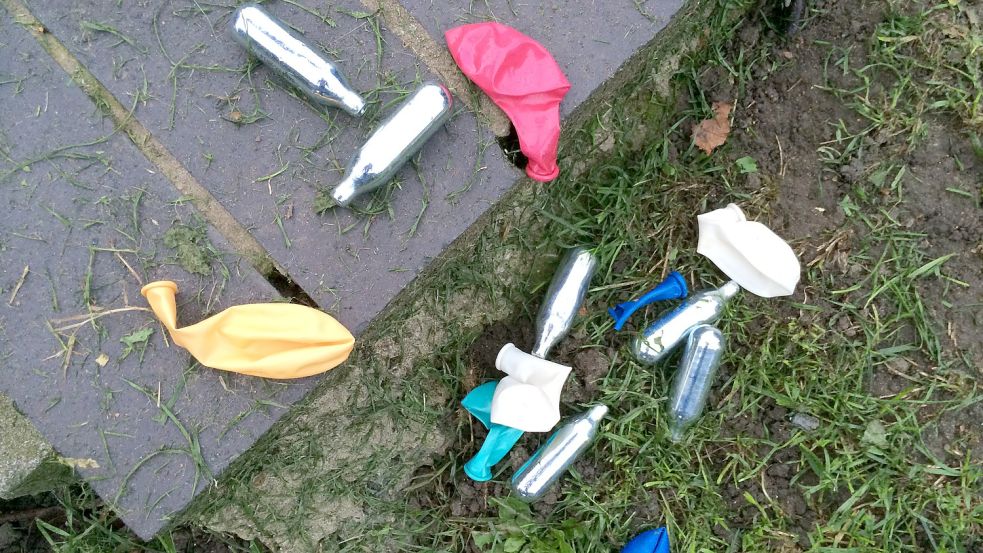 Experten sehen in England Gefahren durch den übermäßigen Konsum von Lachgas. Dort werden in den Parks öfter Kartuschen gefunden. Foto: Teresa Dapp/dpa