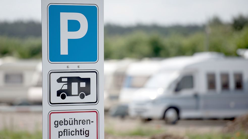 Die Gemeinde Moormerland plant einen Wohnmobilplatz am Sauteler Kanal. Aber davon sind nicht alle begeistert. Foto: Andreas Arnold/dpa