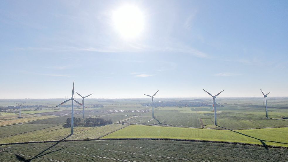 Wo künftig in der Gemeinde Hinte Windenergieanlagen gebaut werden sollen, soll über den Flächennutzungsplan genau geregelt werden. Foto: Hock