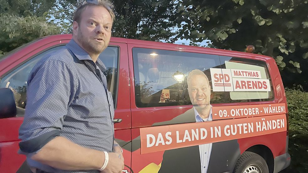 „Es ist ja schon nach halb neun“: In Hage ist es spät geworden. Nach Sonnenuntergang tritt der Landtagsabgeordenete in seinem Wahlmobil die Rückfahrt nach Emden an. Foto: Päschel