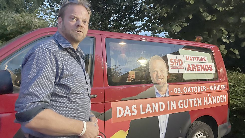 „Es ist ja schon nach halb neun“: In Hage ist es spät geworden. Nach Sonnenuntergang tritt der Landtagsabgeordenete in seinem Wahlmobil die Rückfahrt nach Emden an. Foto: Päschel